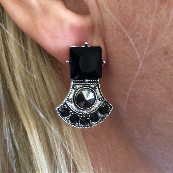 Pendulum shaped Black statement earrings - Picture 2 of 4